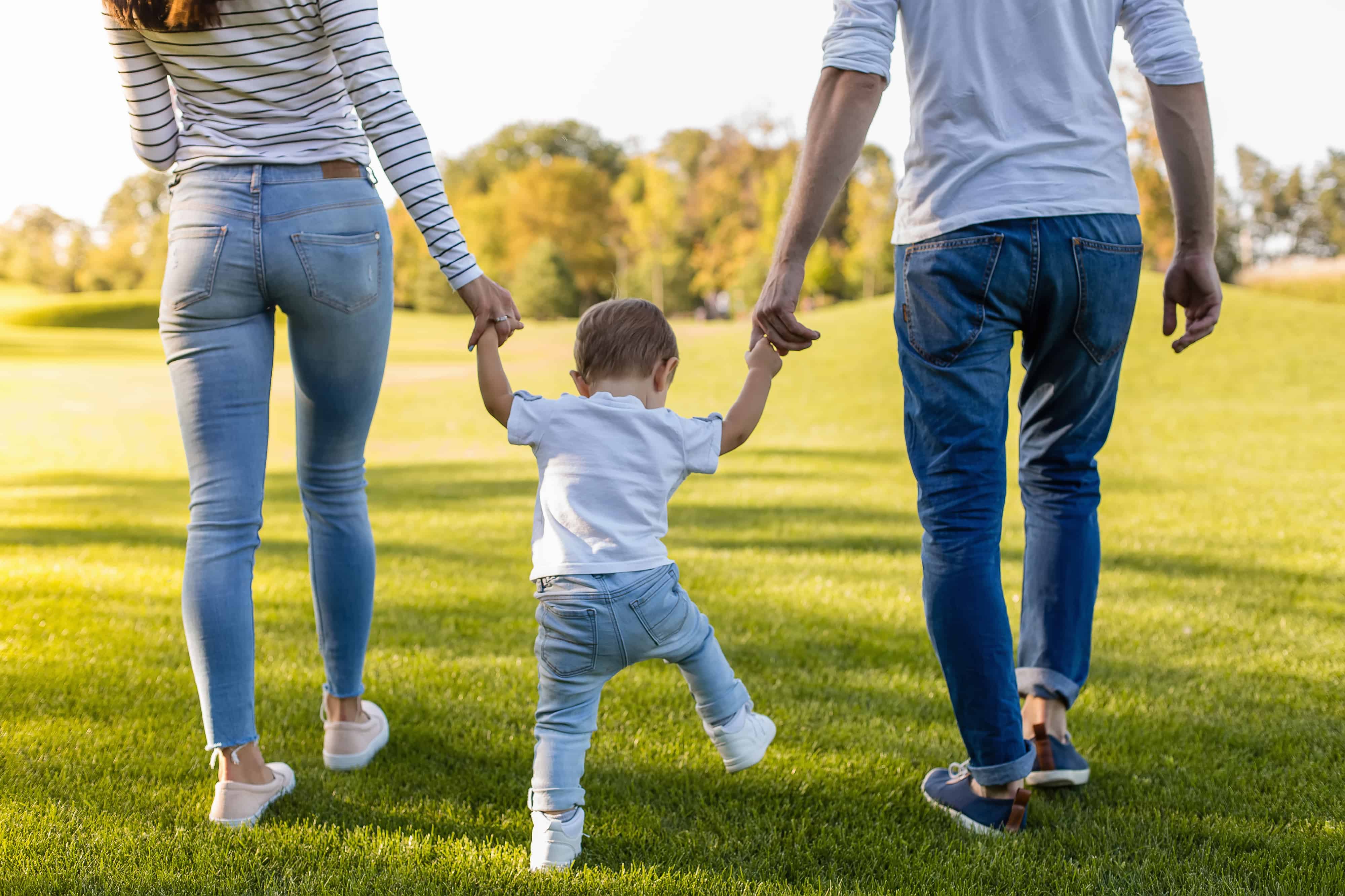 Helping the wife. Дети с родителями. Родители с ребенком за руку. Счастливая семья. Ребенок за руку с родителями.